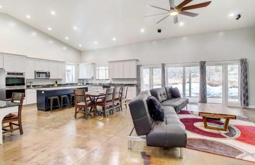 Lakeside House | Pinetop-Lakeside Home with Private Hot Tub and Bar