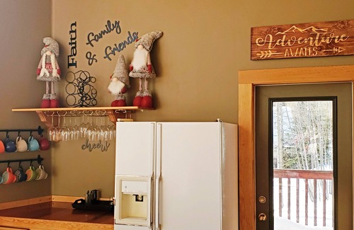 Sunburst Estates Ski Chalet | Pinetree Chalet 4-6BDM/ba I Read on:LongStay=LowerRate I View I HotTub I Ski-In