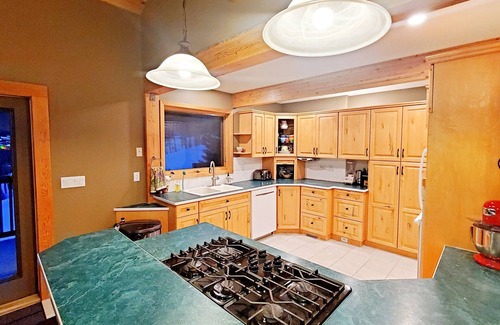 Sunburst Estates Ski Chalet | Pinetree Chalet: 6Bd/5Ba | PanoramicView | On-Slope Tod Mtn Ski-in | OpenAir Tub