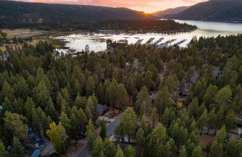 Big Bear Lake House | Pinetree Place by AvantStay Group Cabin w Hot Tub Minutes to the Lake