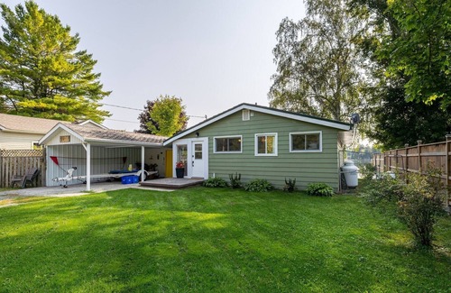Youngs Point Cottage | Pineview Cottage Escape - Year Round w/Hot Tub & Pet Friendly!