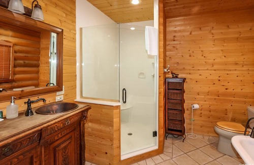 Ogden Cabin | PINEVIEW LAKE LODGE- 6 bed 4.5 bath minutes from Snowbasin Ski Resort.