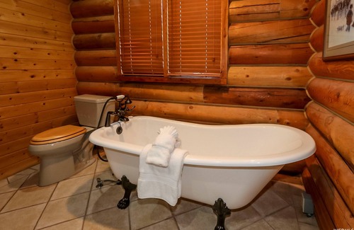 Ogden Cabin | PINEVIEW LAKE LODGE- 6 bed 4.5 bath minutes from Snowbasin Ski Resort.
