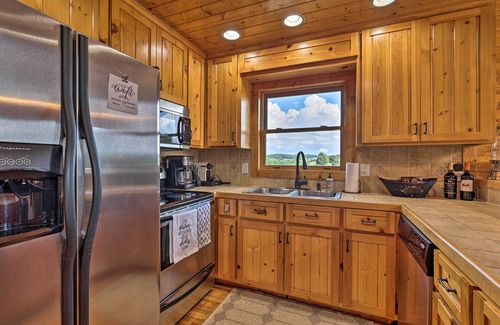 Piney Creek Cabin | Piney Creek Mountain-View Cabin w/Wraparound Deck