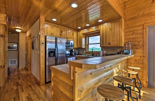 Piney Creek Cabin | Piney Creek Mountain-View Cabin w/Wraparound Deck