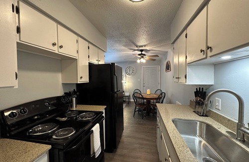 Texarkana House | Piney Woods 10 - King Bed