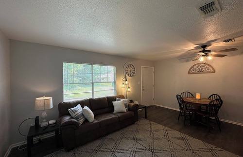Texarkana House | Piney Woods 10 - King Bed