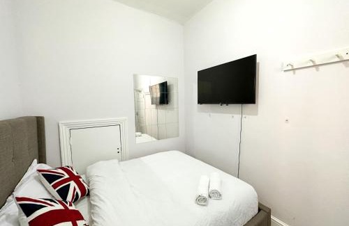Whitechapel House | Pink Door Guesthouse
