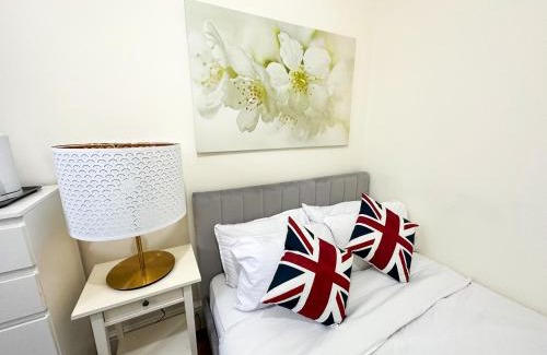 Whitechapel House | Pink Door Guesthouse