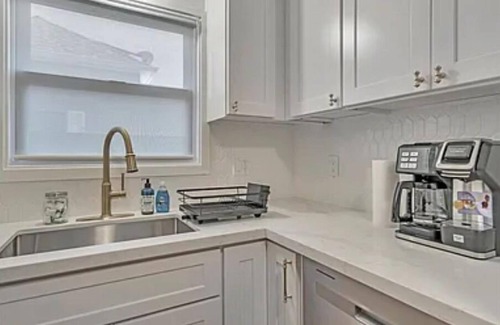 Livermore House | Pink Door, Livermore v2 - queen bed - private backyard - 0.5miles to downtown!