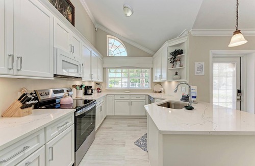 Holmes Beach Condo | Pink Flamingo in Palm Isle Village - 2BR Condo with Pool - By Island Real Estate
