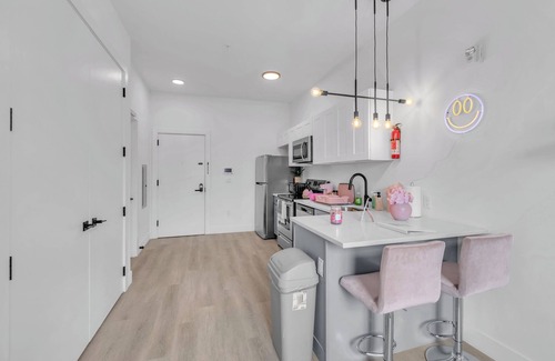 Elizabeth Apartment | Pink Heaven Cozy Studio Apt. Near NYC/EWR with an Indoor Pool & Free Parking