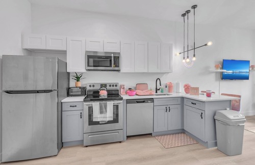 Elizabeth Apartment | Pink Heaven Cozy Studio Apt. Near NYC/EWR with an Indoor Pool & Free Parking