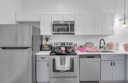 Elizabeth Apartment | Pink Heaven Cozy Studio Apt. Near NYC/EWR with an Indoor Pool & Free Parking