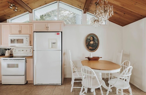 Bewdley Cabin | Pink On The Lake | Fishing Cabin on Rice Lake