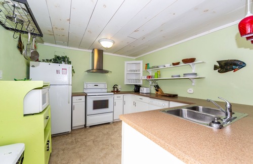 Port Stanley Cottage | Pink on William - within a minute walk to the Beach!