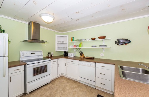 Port Stanley Cottage | Pink on William - within a minute walk to the Beach!