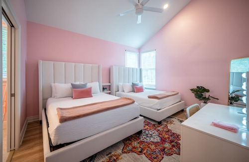 Austin House | Pink Paradise l Heated Pool & Spa