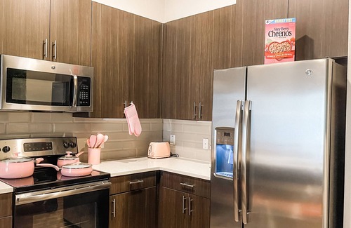 Richardson Apartment | Pink stylish bungalow free WiFi Pool view