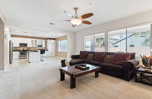 Cibola Vista House | Pinnacle Breeze-Private Backyard-Mins to Six Flags