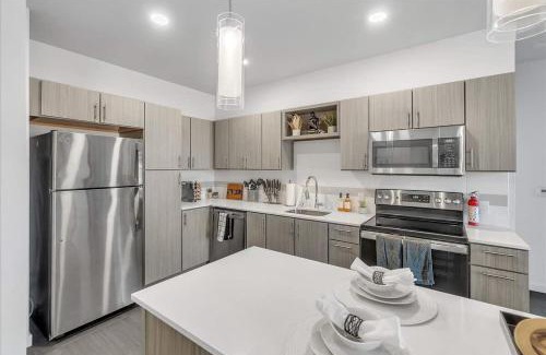 Rogers Apartment | Pinnacle Heights 2Bdrm 2nd flr Pool Fitness Center Yoga Studio Dog Spa