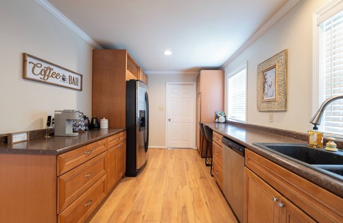 Ferndale House | Pinnacle Point~ 2min to Pinnacle Mtn, Deck, Pond View, Spacious