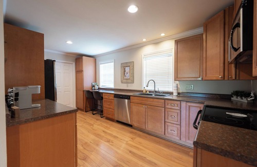 Ferndale House | Pinnacle Point~ 2min to Pinnacle Mtn, Deck, Pond View, Spacious