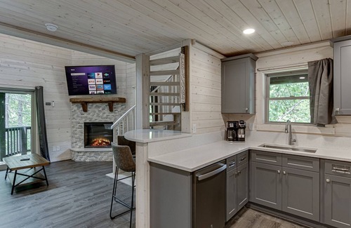 Cleveland Cabin | Pinnacle Suite Treehouse- Cedar Creek Rentals LLC