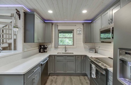 Cleveland Cabin | Pinnacle Suite Treehouse- Cedar Creek Rentals LLC