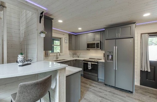 Cleveland Cabin | Pinnacle Suite Treehouse- Cedar Creek Rentals LLC