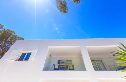 Calo de Sant Agusti Apartment | Pinos Playa Suites