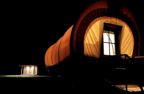 Poweshiek County Cabin | Pioneer's Dream~1883 Inspired~Covered Wagon~Bison~Private Bathroom~Heat and A/C
