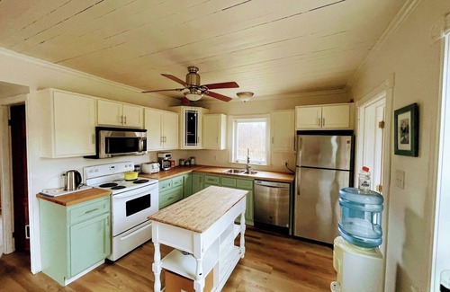 Inverness Cottage | PIPERS COTTAGE -Family & dog friendly, blending rustic charm with modern comfort