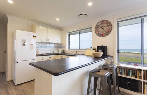 Wallabi Point House | Pippies on the Beach Wallabi Pt. Beach over the road. Incl sheets & bath towels!