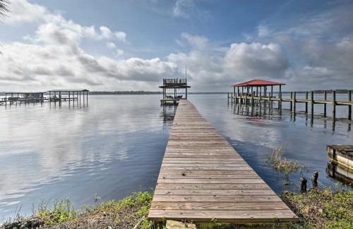 Welaka House | Pirate Cove Home in Welaka Dock and River Access!
