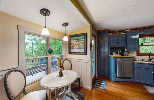 Pisgah Forest House | Pisgah Cottage | Serene Hideaway with Mountain Views, Near Downtown Brevard