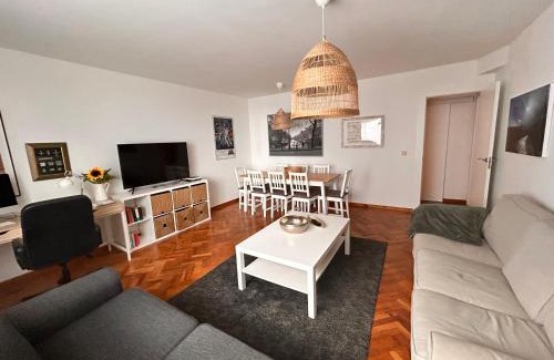 Oviedo City Centre Apartment | Piso en el Centro hasta 8 pax con Garaje, Gimnasio, Ludoteca y Salas de Reuniones