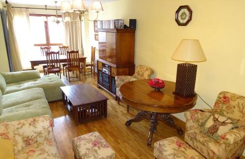 Jaca Apartment | Piso grande en el centro de Jaca con WIFI y garaje