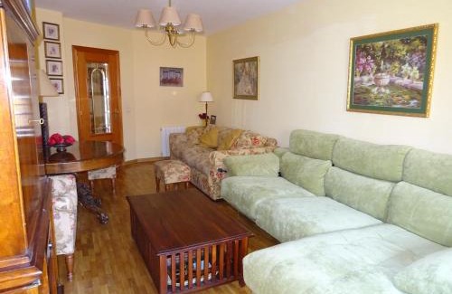 Jaca Apartment | Piso grande en el centro de Jaca con WIFI y garaje