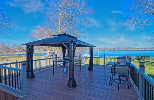 Johnsburg House | Pistakee Lake House Retreat on Chain O' Lakes