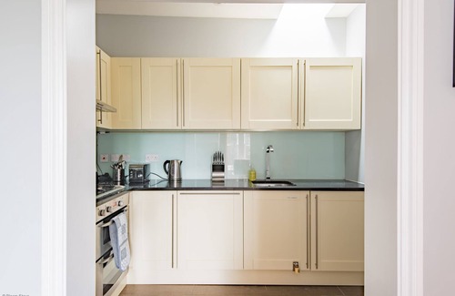 Canterbury Apartment | Pitch Perfect by Bloom Stays - comfortable apartment near City Centre with parking