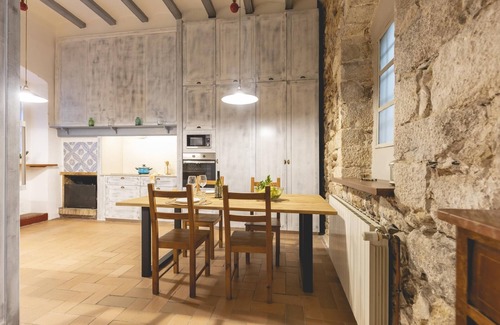 Old Town Apartment | Plaça del Vi - Holiday Apartment Rental in Girona | Bravissimo