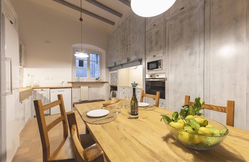 Old Town Apartment | Plaça del Vi - Holiday Apartment Rental in Girona | Bravissimo
