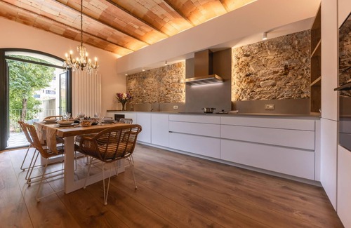 Old Town Apartment | Plaça Independència Garden- Holiday Apartment Girona | Bravissimo