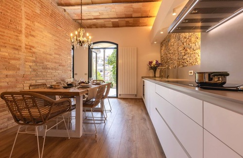 Old Town Apartment | Plaça Independència Garden- Holiday Apartment Girona | Bravissimo