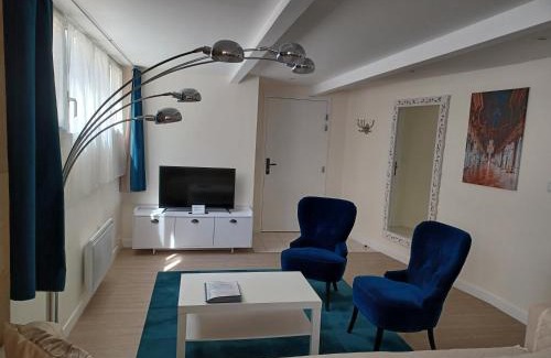 Porchefontaine Apartment | Plain-pied 80 m2 dans maison, parking privé gratuit, gare directe Paris