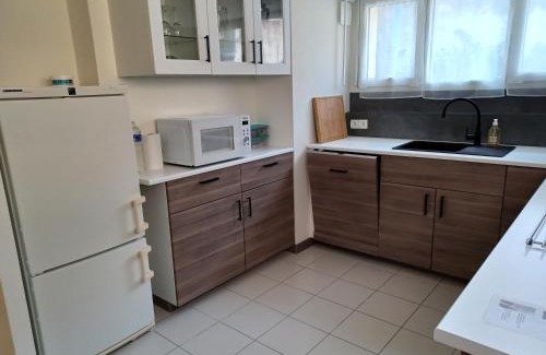 Porchefontaine Apartment | Plain-pied 80 m2 dans maison, parking privé gratuit, gare directe Paris