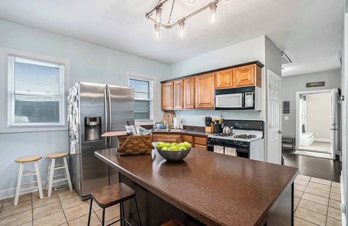 Valparaiso House | PlainLivin*walk 2 Journeyman*Pet Friendly*Downtown