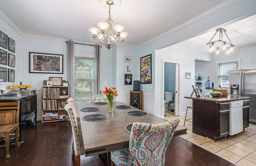 Valparaiso House | PlainLivin*walk 2 Journeyman*Pet Friendly*Downtown