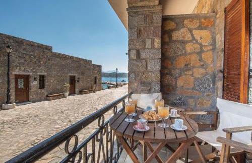 Plaka Apartment | Plaka on the water Ground floor